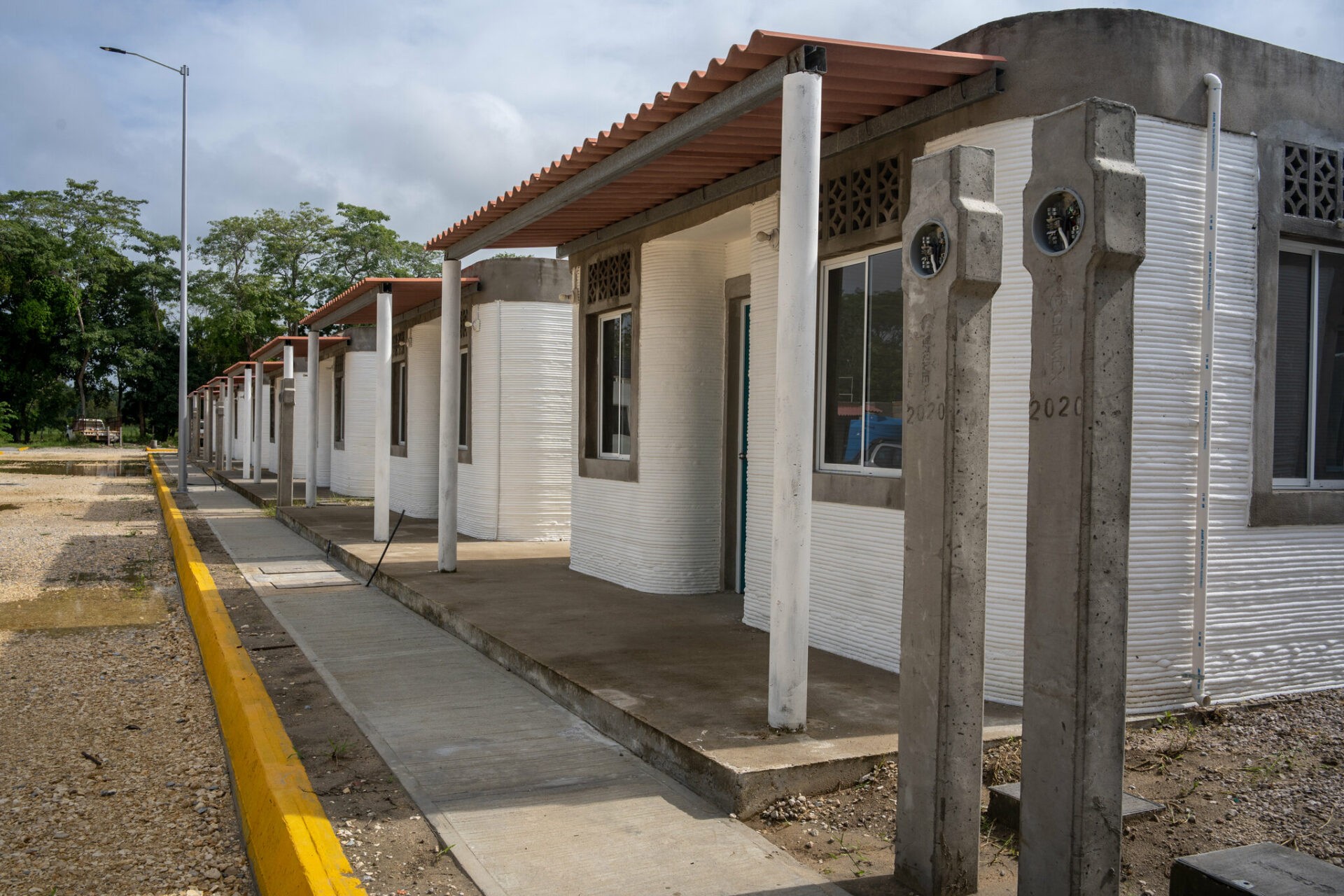 In a tiny village on the outskirts of Nacajuca, Mexico, builders are creating new homes using a novel tool: an oversize 3-D printer.